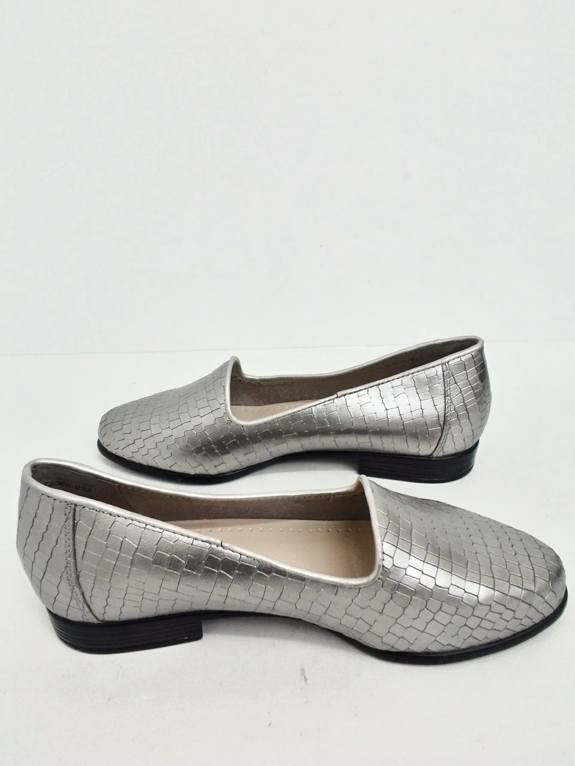 Trotters Women's Silver Flats Size 6 WW