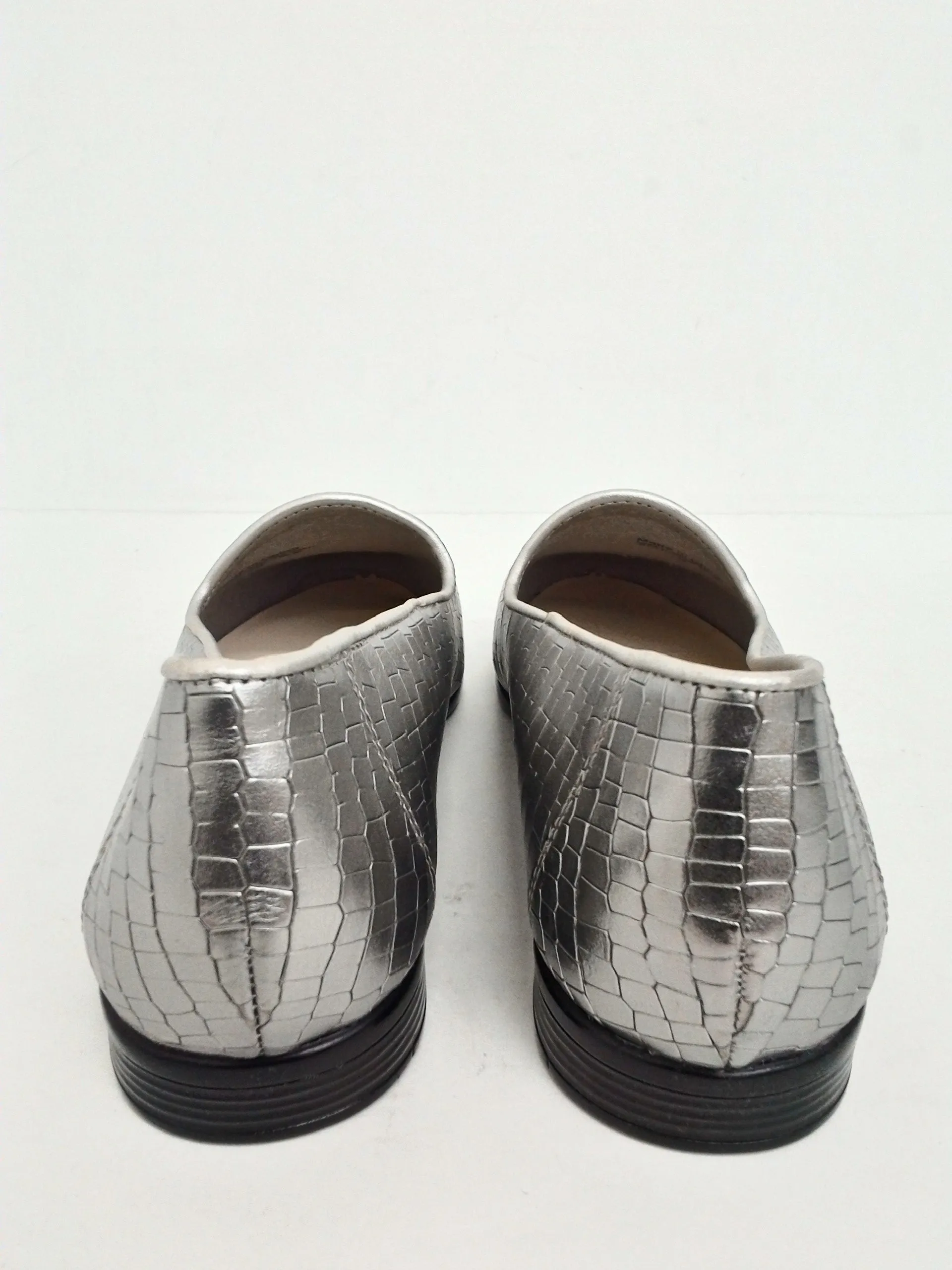 Trotters Women's Silver Flats Size 6 WW