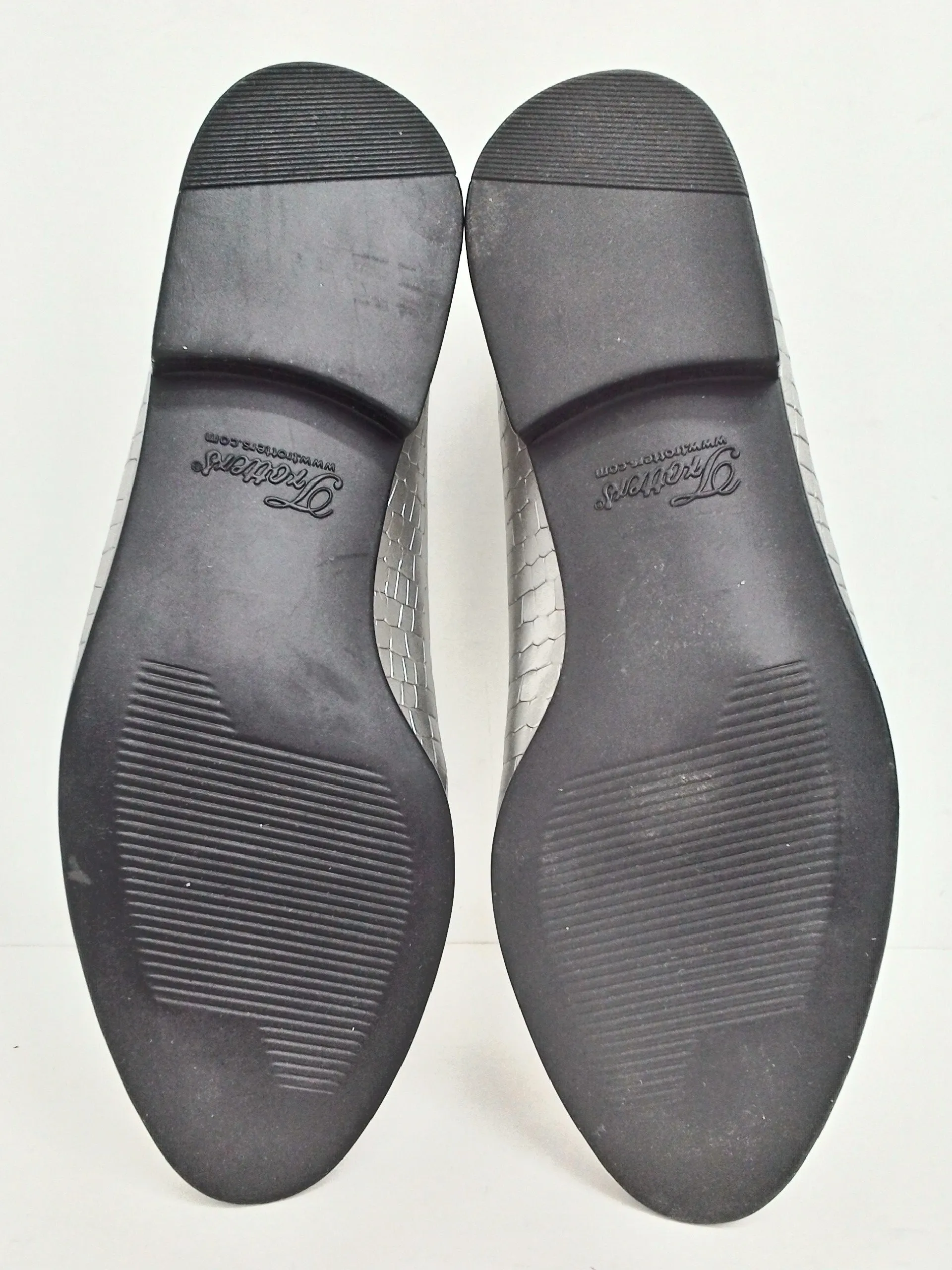 Trotters Women's Silver Flats Size 6 WW