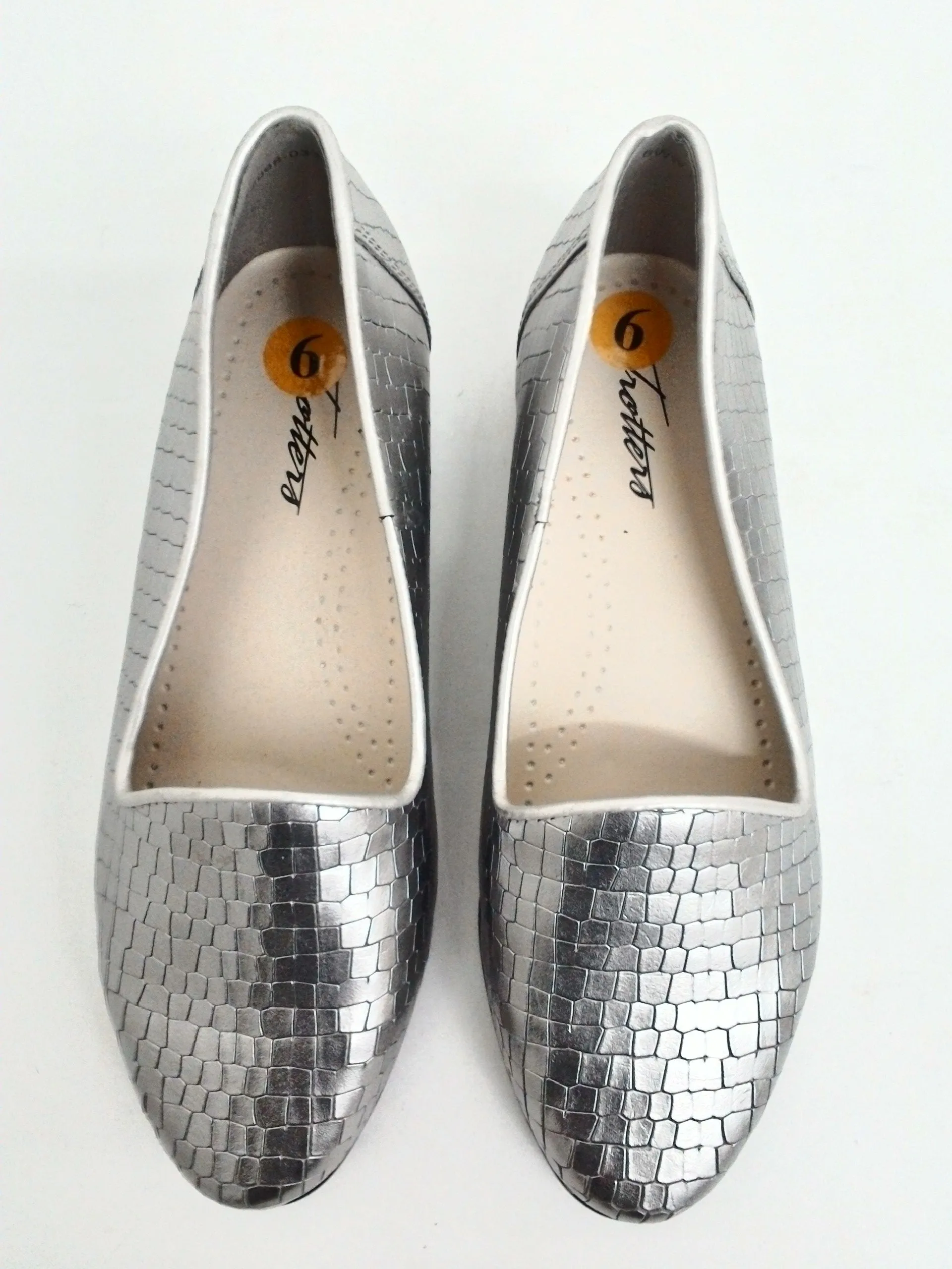 Trotters Women's Silver Flats Size 6 WW