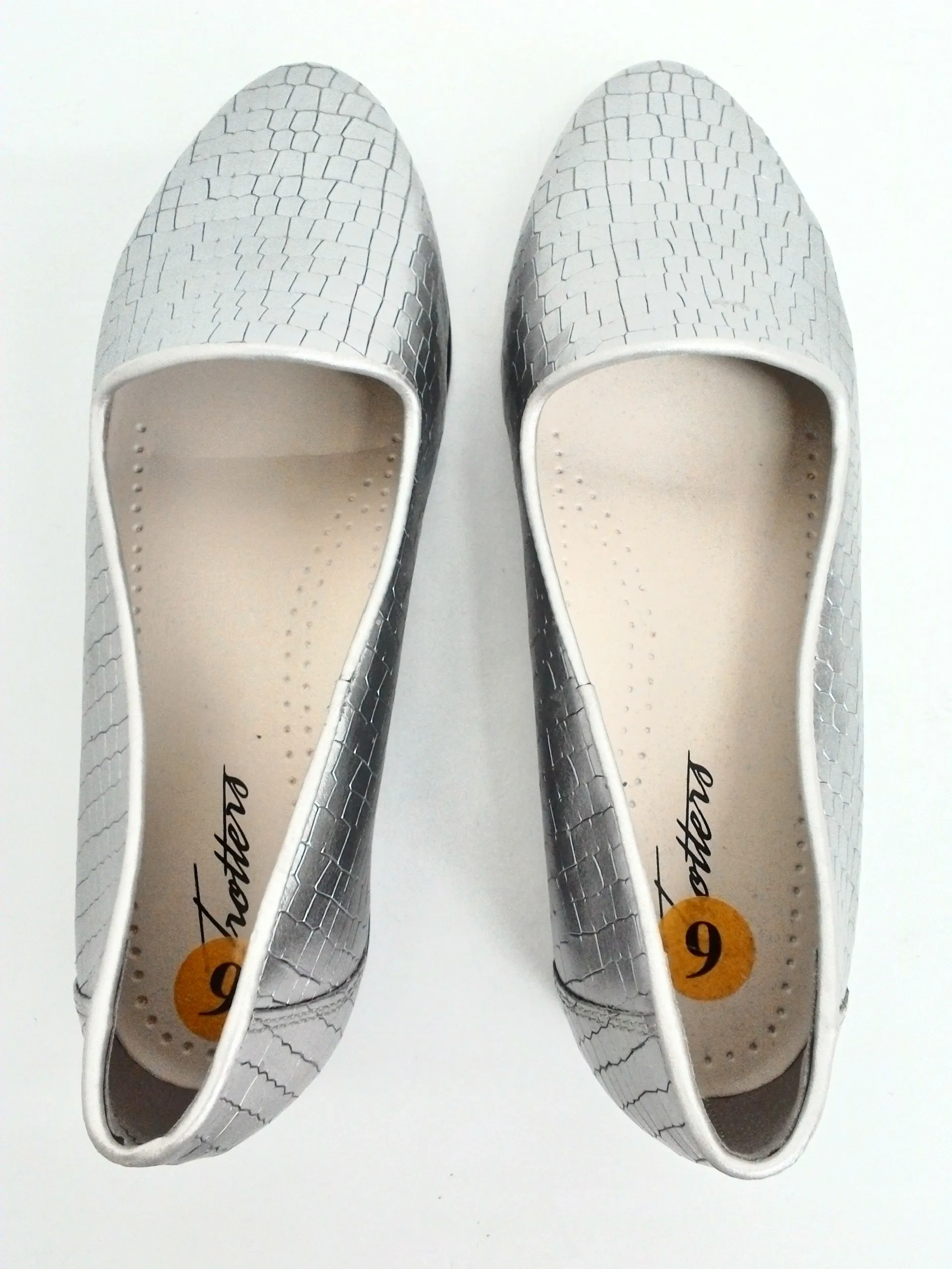 Trotters Women's Silver Flats Size 6 WW