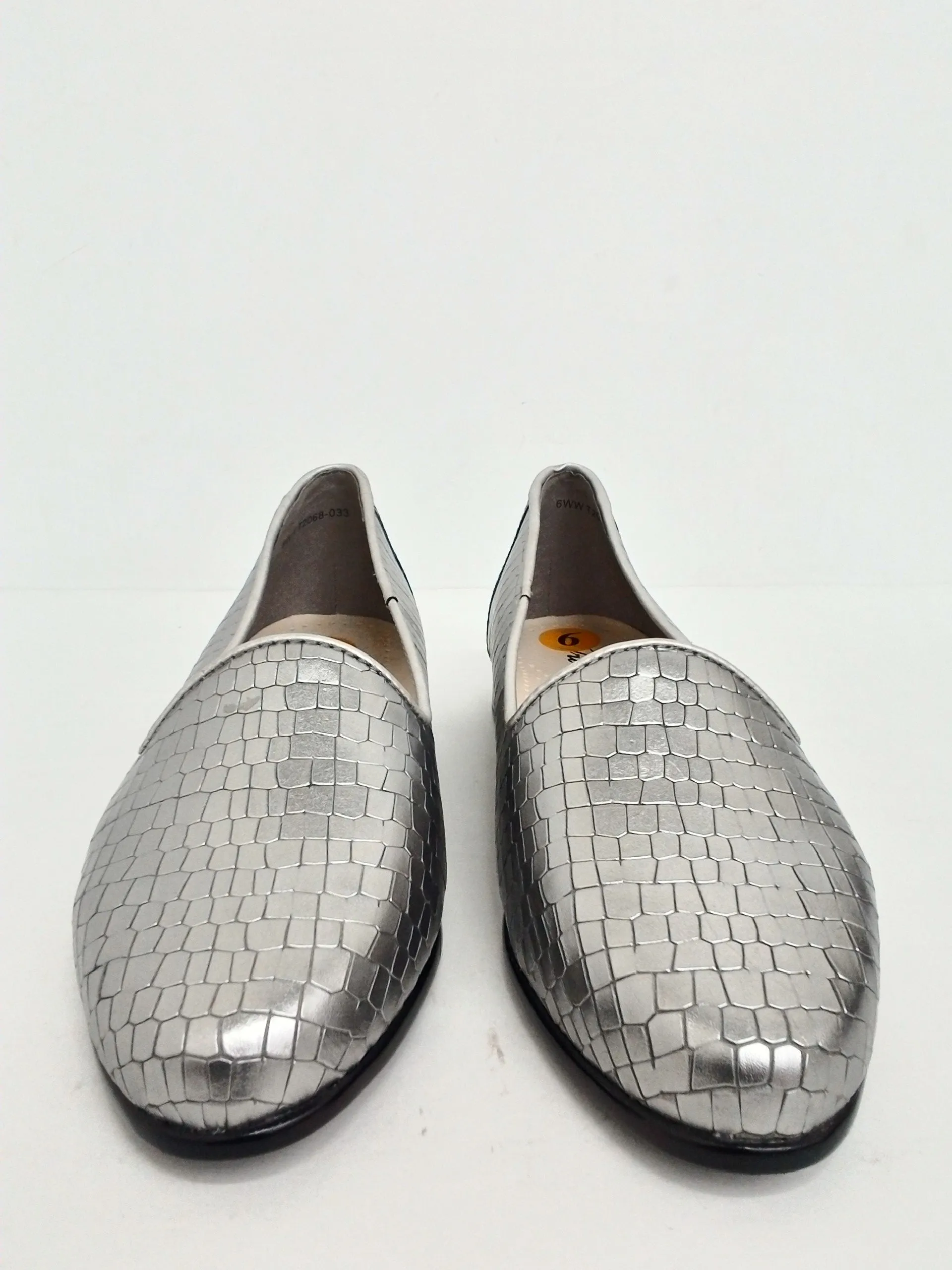 Trotters Women's Silver Flats Size 6 WW